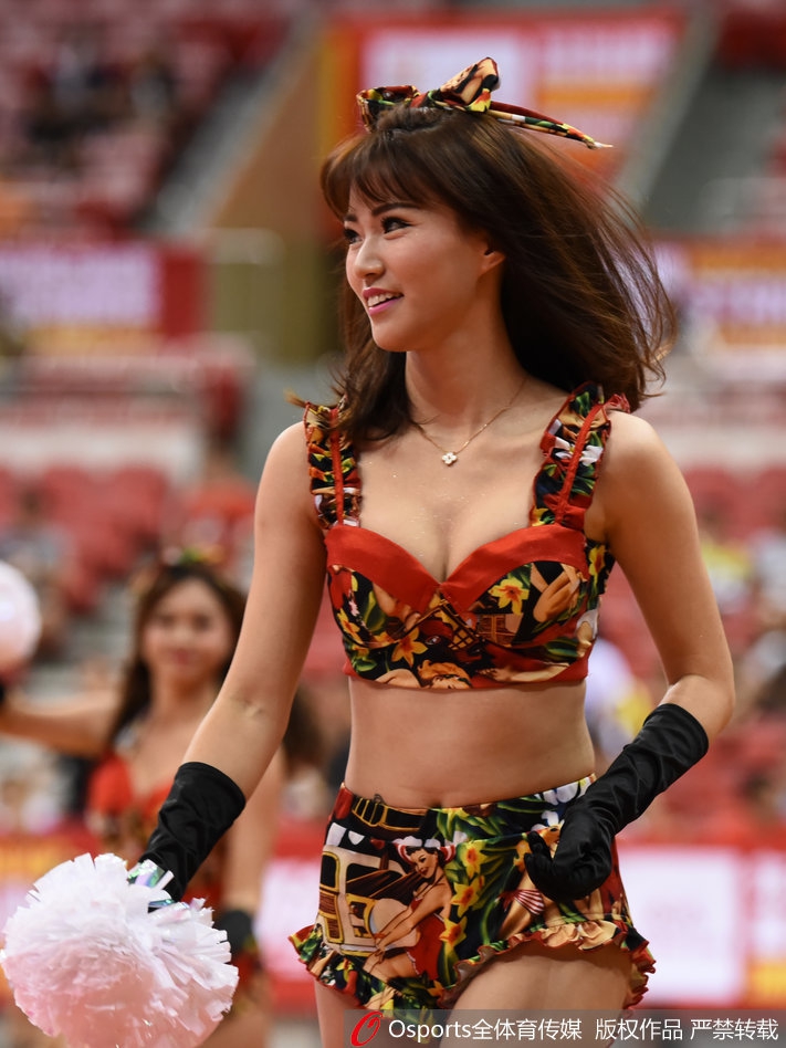 全景镜头下，篮球宝贝们整齐划一地扬起手臂，复古风格的短裙在旋转中划出优美弧线，成为赛场中央最耀眼的焦点。