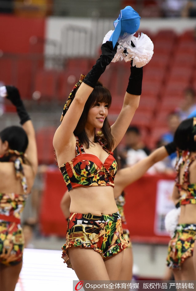 表演结束后，篮球宝贝们集体向观众鞠躬致意，复古造型的她们在灯光下显得格外耀眼，为整场比赛画上了一个圆满的句号。