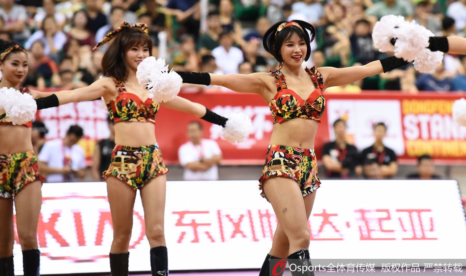 两名篮球宝贝在休息间隙对着镜头比出可爱手势，额头上还挂着细密的汗珠，笑容却依然甜美，展现了幕后真实的青春活力。