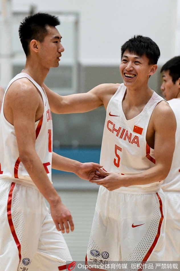 曾令旭在三分线外接球后果断出手,皮球在空中划过一道弧线,他的眼神紧紧跟随球的轨迹,这记关键的投篮帮助球队稳住了领先局面。