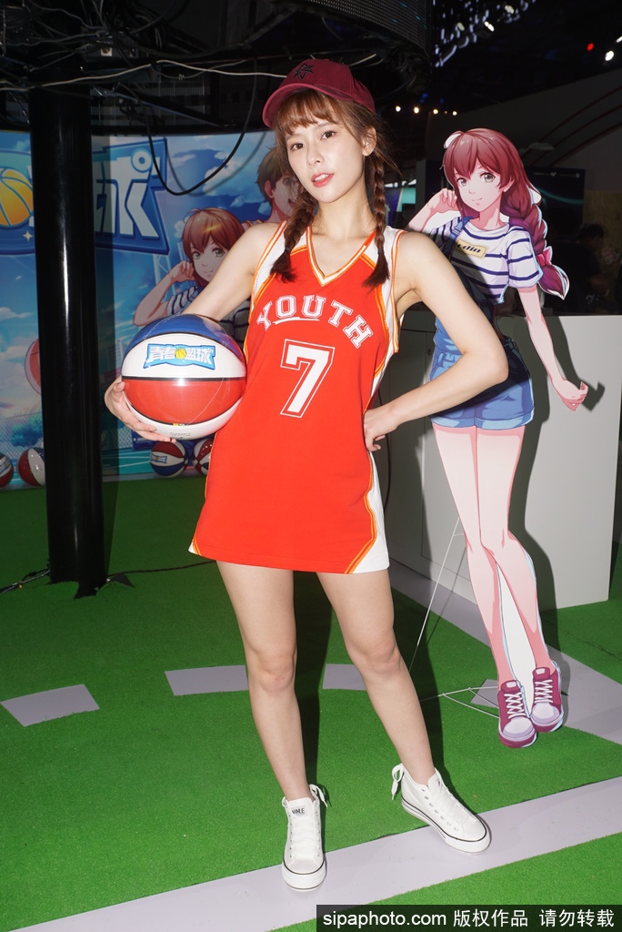 马尾辫随着跳跃的动作在空中划出弧线,专注的眼神与手中的篮球融为一体,完美诠释了力与美的结合