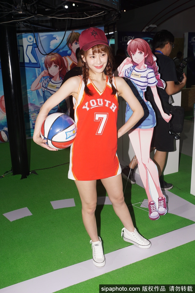 身着火红篮球战袍的靓丽精灵,在展台中央跳跃定格,仿佛从NBA嘉年华中走出的活力女神