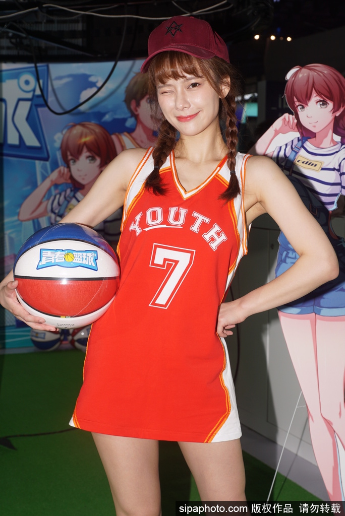 金色的发饰在灯光下闪闪发光,她轻拍篮球的姿态既有专业球员的潇洒,又带着舞者的灵动与柔美