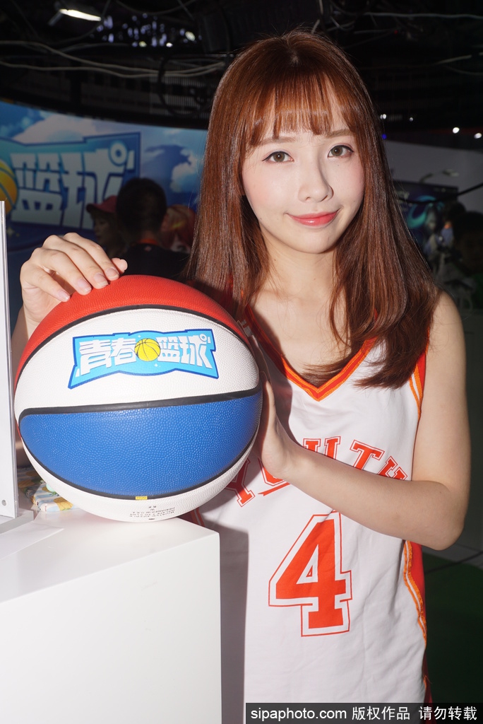 即使只是在台下休息,她依然保持着甜美的微笑,双手抱球的姿态宛如漫画中走出的篮球经理人,清新可人