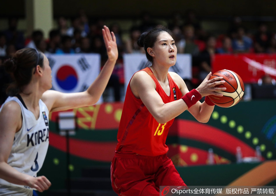 赛后,获胜的中国女篮全体成员肩并肩站在一起,面向镜头留下珍贵的合影,每个人的脸上都写满了骄傲与自豪,这一刻属于无畏的中国女篮。