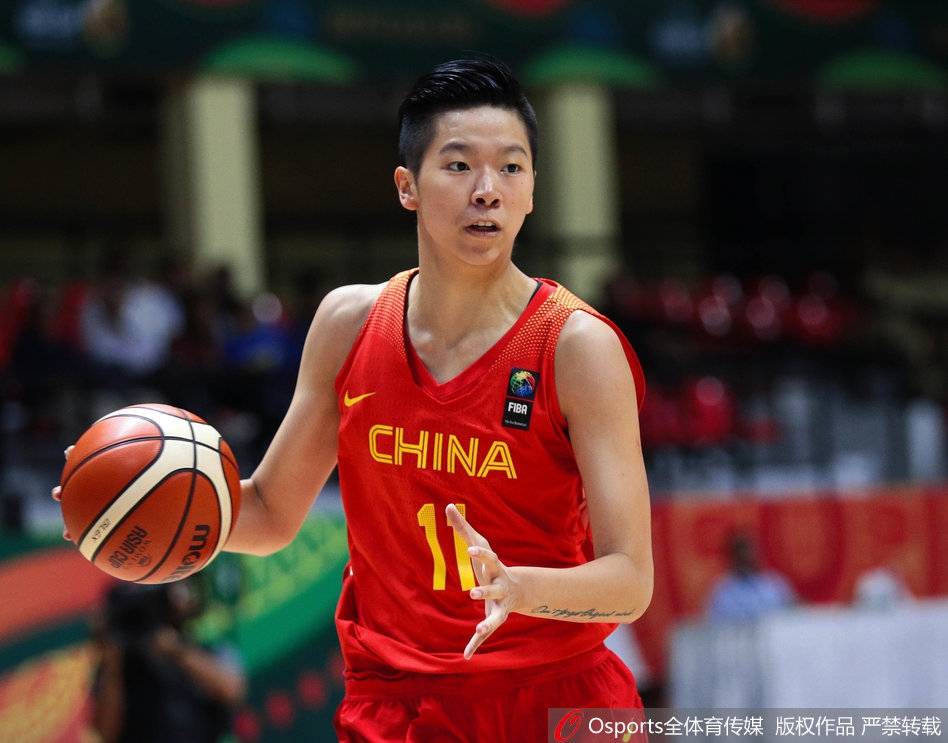 李月汝在韩国队多人围堵下依然强硬摘下前场篮板,她强壮的身躯像一座铁塔,稳稳地将球控制在手中,展现了中国女篮在内线的绝对统治力。