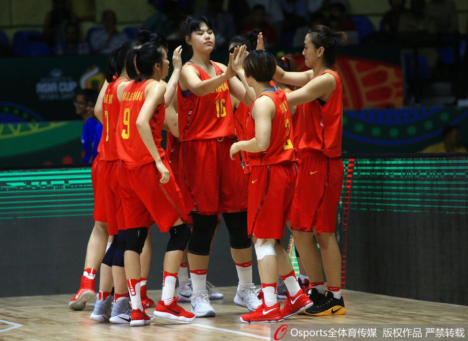 中国女篮的姑娘们在赛后激动地聚拢在一起,她们的脸上洋溢着胜利的喜悦,笑容比午后的阳光还要灿烂,共同庆祝这来之不易的胜利时刻。