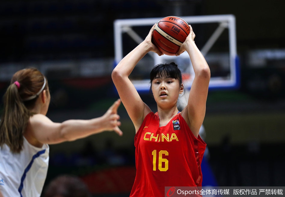 场上局势紧张,李梦正欲启动突破,她压低重心,篮球仿佛粘在手上,周围是韩国队严密的包夹防守,空气中弥漫着大战的硝烟味。