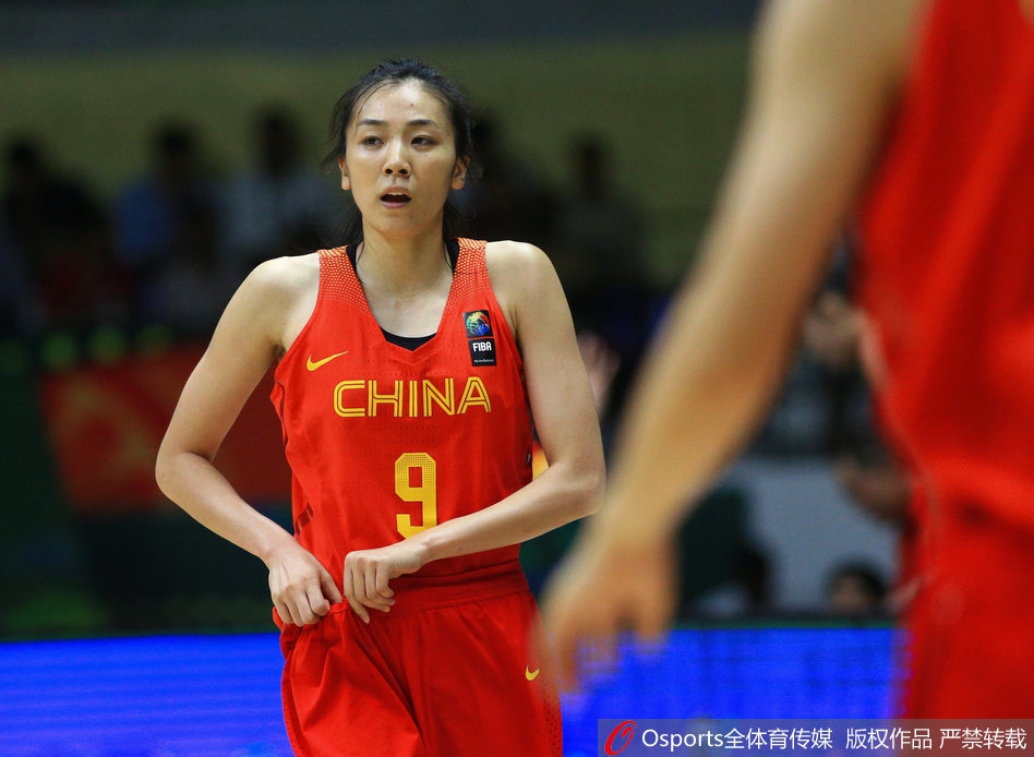 身披国家队战袍的黄思静在三分线外果断出手,皮球在空中划出一道完美的彩虹,她的眼神中充满了自信与坚定,这一球正是她全场16分出色发挥的缩影。
