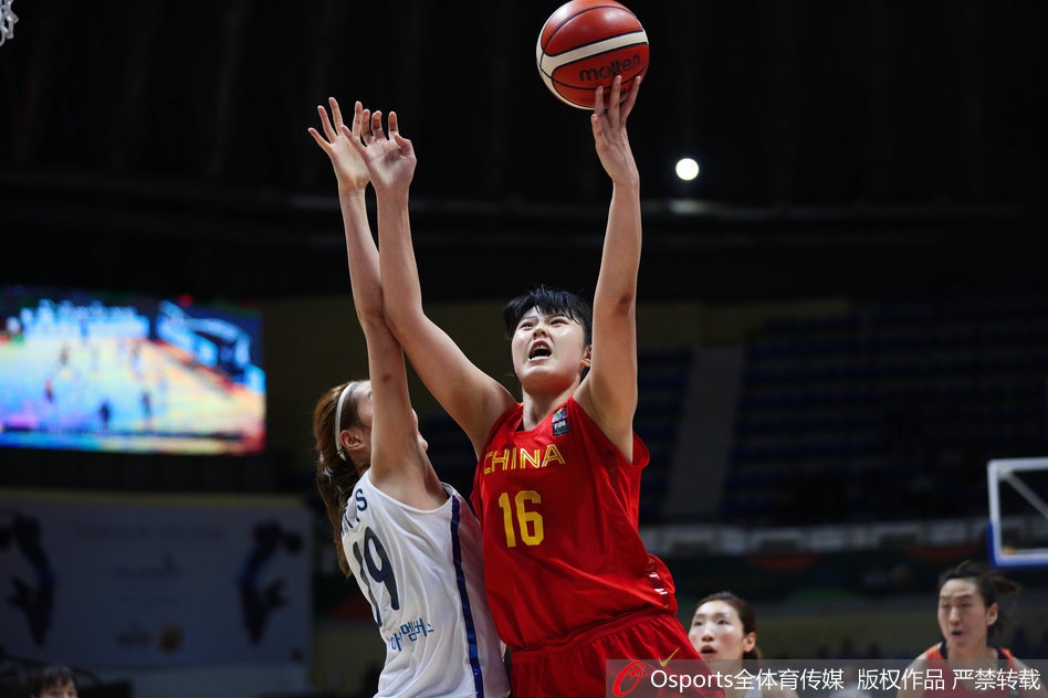 邵婷在高速反击中如利刃般突破韩国队的防线,她轻盈的步伐与坚定的神情,象征着这支年轻中国女篮无畏前行的勇气与速度。