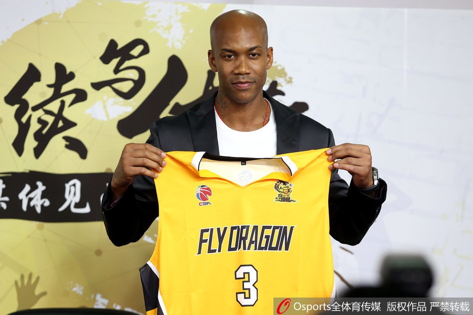 四十岁的不惑之年,马布里眼神依旧坚毅,面对全新挑战,他嘴角微扬,仿佛在说‘这不过是北京故事的又一个精彩章节’。