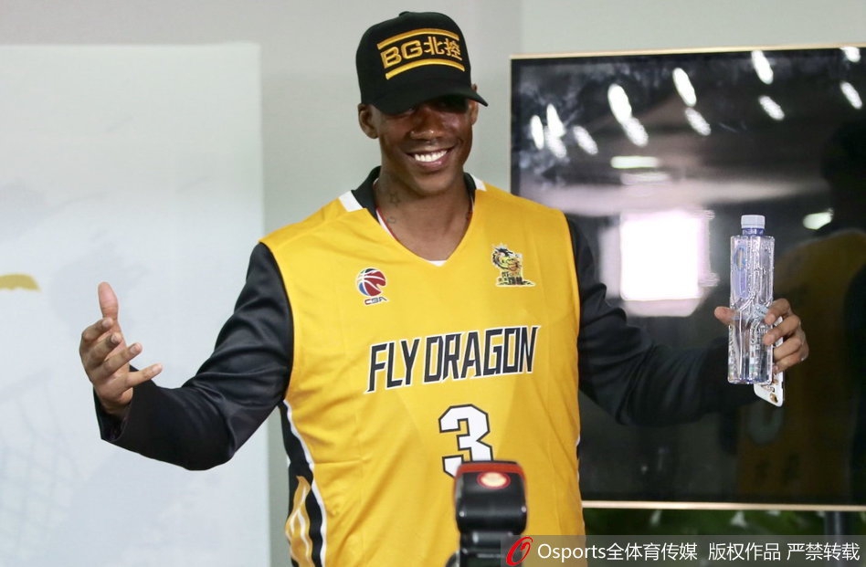 聚光灯下,马布里与俱乐部高层共同展示新战袍,那抹崭新的蓝色与他脸上的笑容相映成辉,寓意着新旅程的开启。