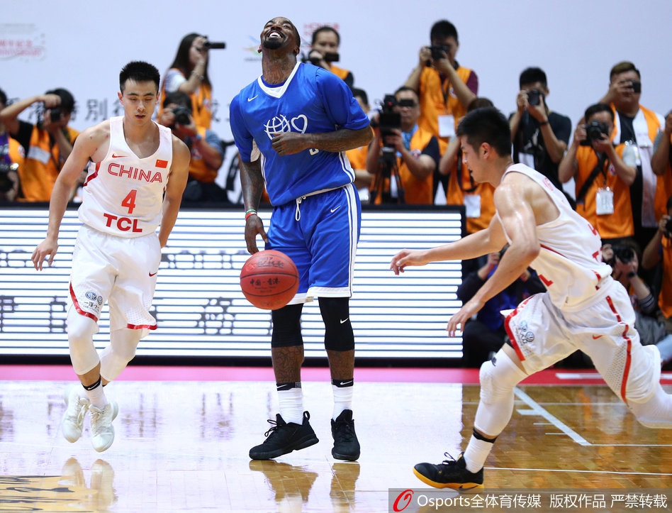 赛后的红磡体育馆内,中美球员与可爱的孩子们手拉手围成一圈,共同向观众致谢,篮球在这一刻成为传递爱心的语言