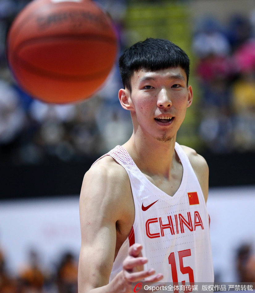 中国男篮的小将们在场上积极拼抢,面对NBA级别的对手毫无惧色,青春的汗水在红磡体育馆的地板上飞溅