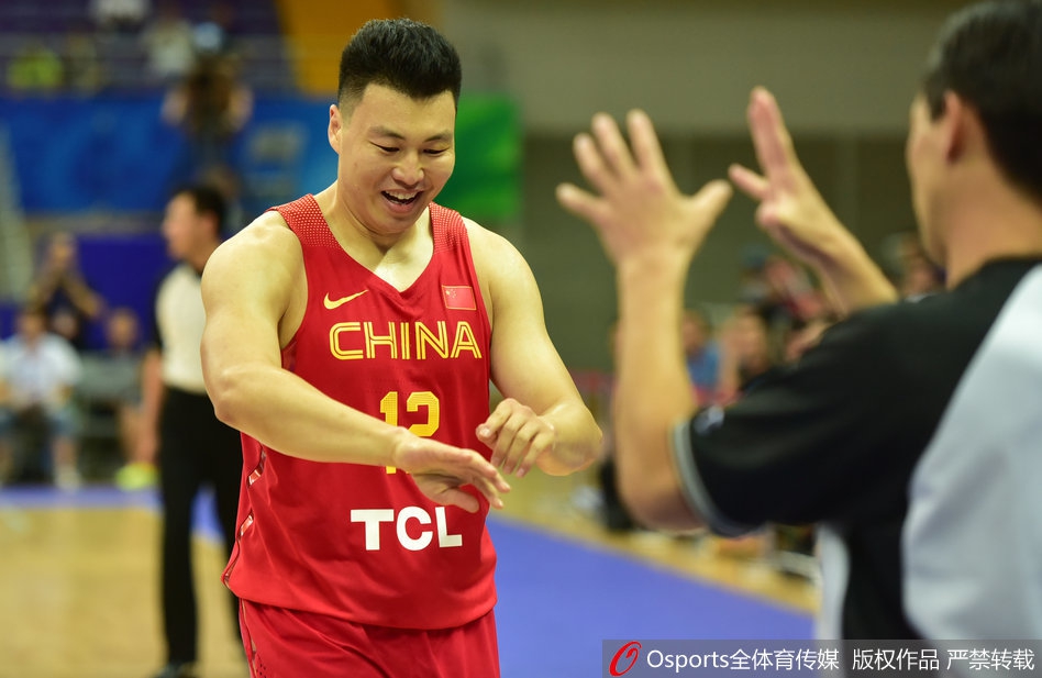 李根在替补席上笑得格外灿烂,队友的精彩表现让他忘却了疲劳,整个替补席都沉浸在即将胜利的喜悦中。