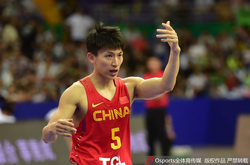 胡金秋在对方高大内线的包围下毫无惧色,他利用灵活的脚步卡住位置,强硬地将球放进篮筐并造成加罚。