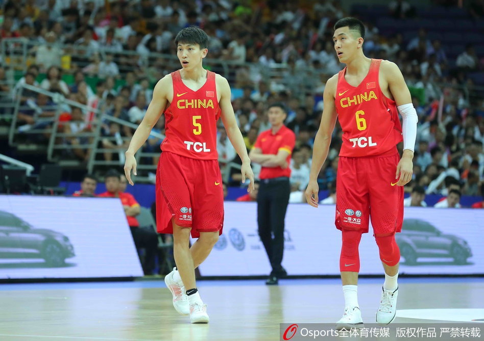 暂停间隙,刘晓宇与郭艾伦肩并肩站在一起,两人神情专注地讨论着战术,后场双枪的默契在交流中不断升温。