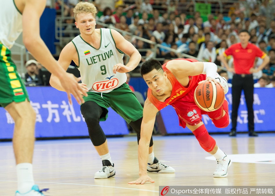 在对手传球的一刹那,郭艾伦如同猎豹般敏捷地窜出,用一记精准的抢断将球权夺下,瞬间点燃快攻反击。