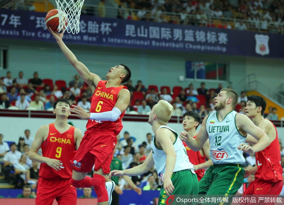 郭艾伦如闪电般穿越防线,面对立陶宛队员的补防毫无惧色,高高跃起完成一次精彩的单手挑篮。