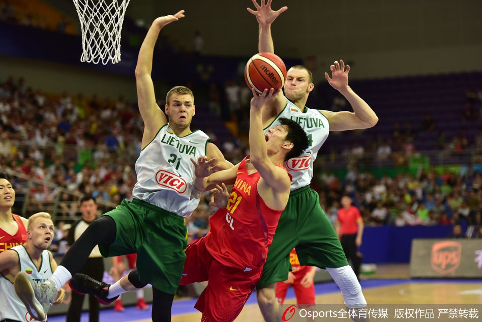 刘晓宇在比赛中沉稳地控球过半场,眼神中充满自信,他正试图通过这场实战尽快融入球队的战术体系。