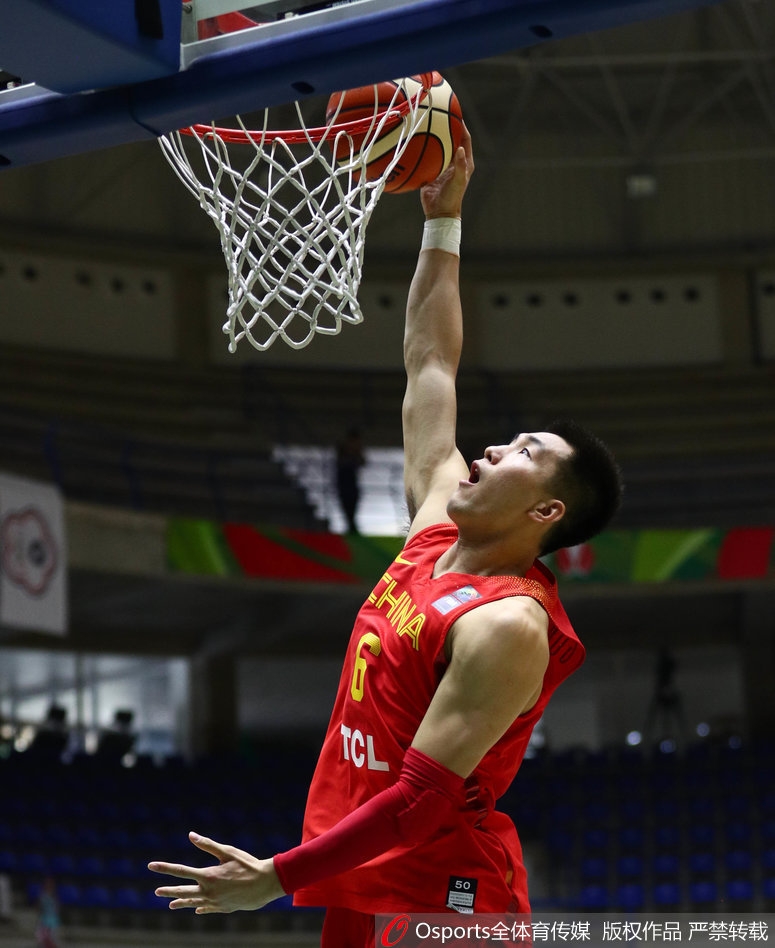 郭艾伦如闪电般穿透防线，在失去重心的瞬间用指尖挑出篮球，整个人在空中与防守者形成激烈的对抗。