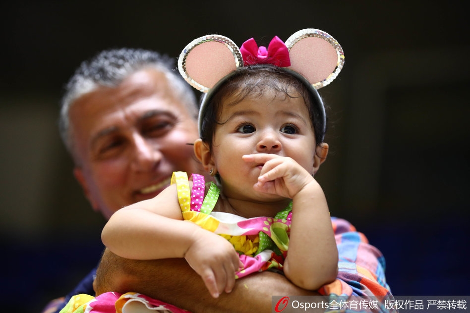 几名中国球迷高擎五星红旗,目光紧紧跟随比赛,旗帜如火焰般耀眼