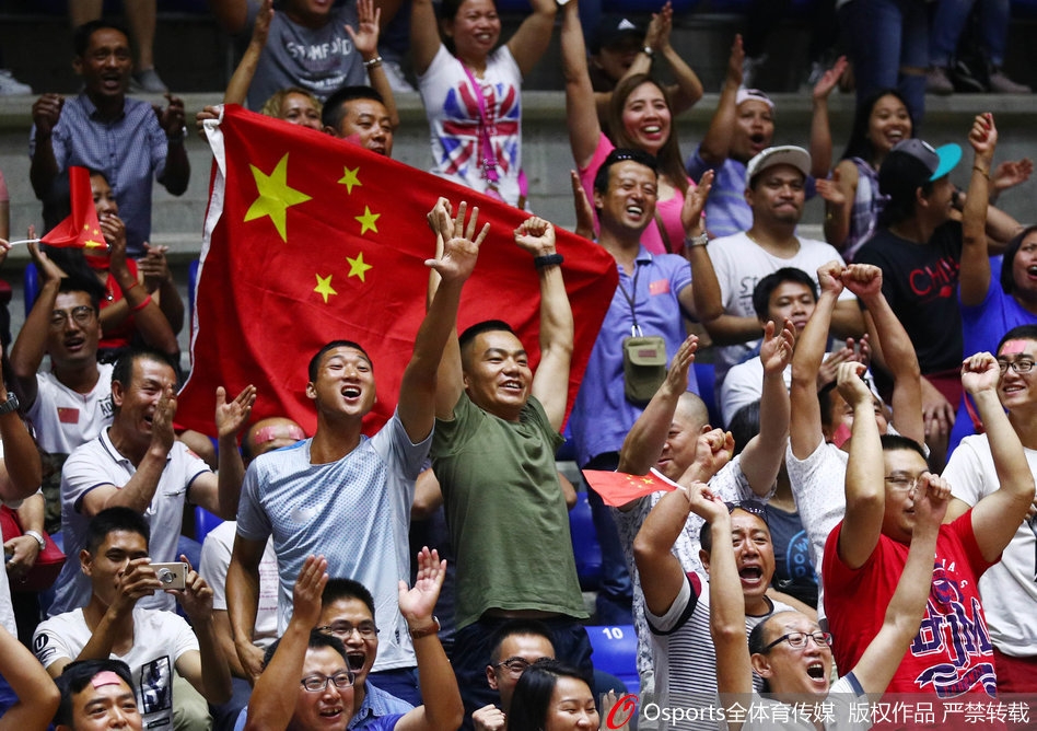中国球迷们面带笑容,心情不错,庆祝球队胜利在望,喜悦之情溢于言表