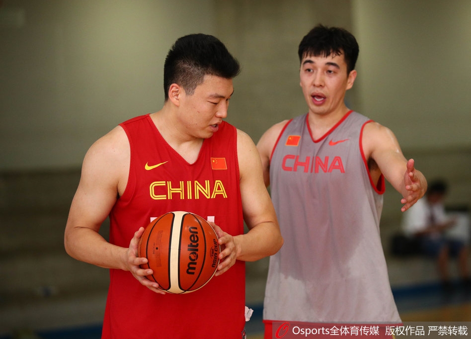 队长周鹏在训练中丝毫没有松懈，他在底角位置一遍又一遍地练习着三分投篮，调整出手弧度，眼神中透露出对胜利的渴望。