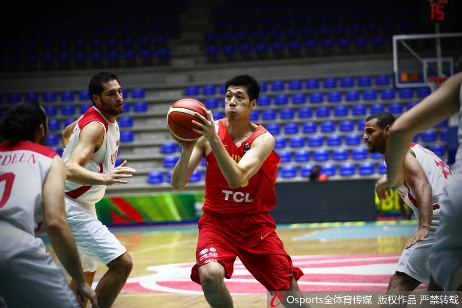 曾令旭急停跳投，身体在空中完全舒展，手腕轻柔一抖，篮球越过防守者的指尖，精准地飞向篮筐。