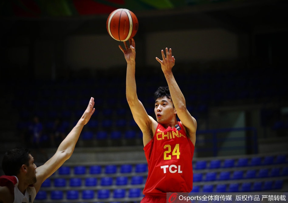 场边的杜锋指导神情专注，双手拢在嘴边正对着于德豪大声叮嘱，眼神中既有严厉的批评也有殷切的期望。