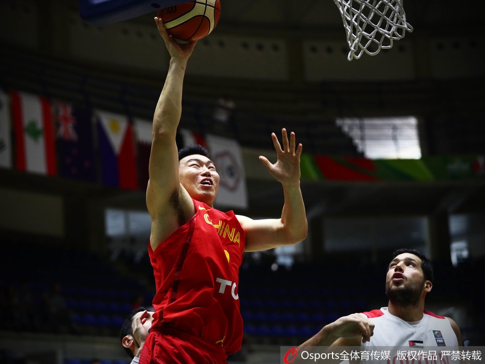 李根在防守缝隙中强硬起身，篮球空心入网，他紧握拳头，怒吼着宣泄心中的激情，仿佛在宣告内线的霸主地位。