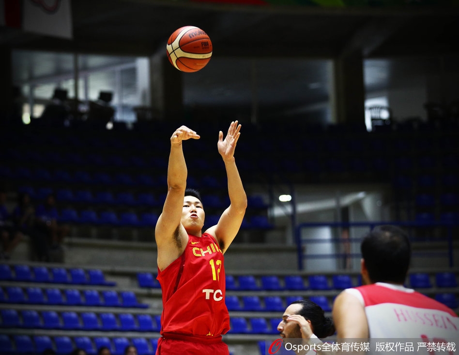 刘晓宇运球穿越半场，眼神坚定地观察着队友的跑位，他单手做出战术手势，整个球队的进攻节奏在他手中掌控自如。