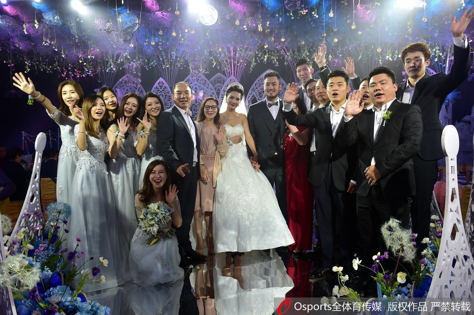 帅气逼人,周琦与帅气新郎及伴郎团合影,西装笔挺尽显型男魅力