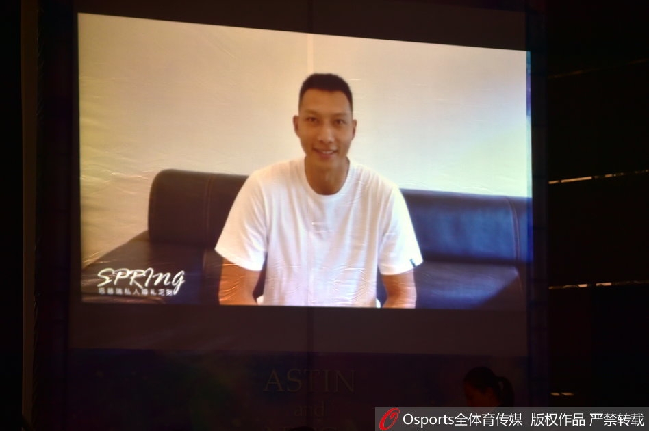 温馨祝福,主帅凯撒到场为弟子送祝福,对着镜头可爱比心萌翻众人