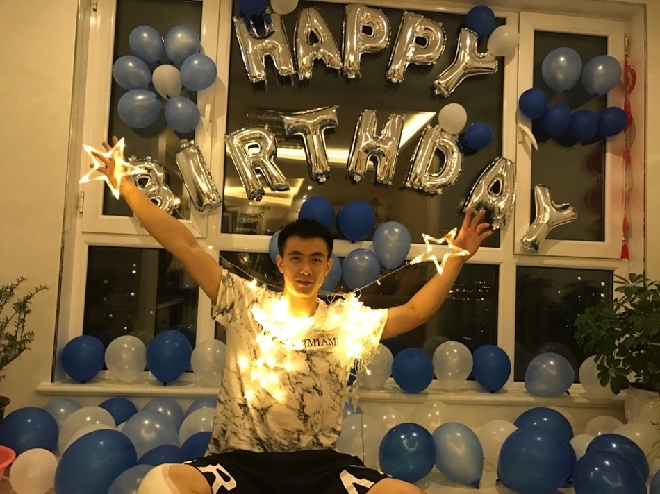 赵继伟在队友的围绕下,正在清理脸上的奶油,虽然有些狼狈,但脸上的笑意完全掩盖不住此刻内心的欢乐与感动。