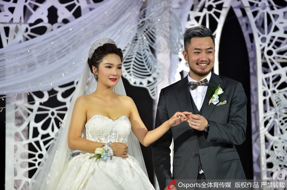 执手一生,新人在婚礼舞台上深情拥吻,定格最甜蜜浪漫的幸福瞬间