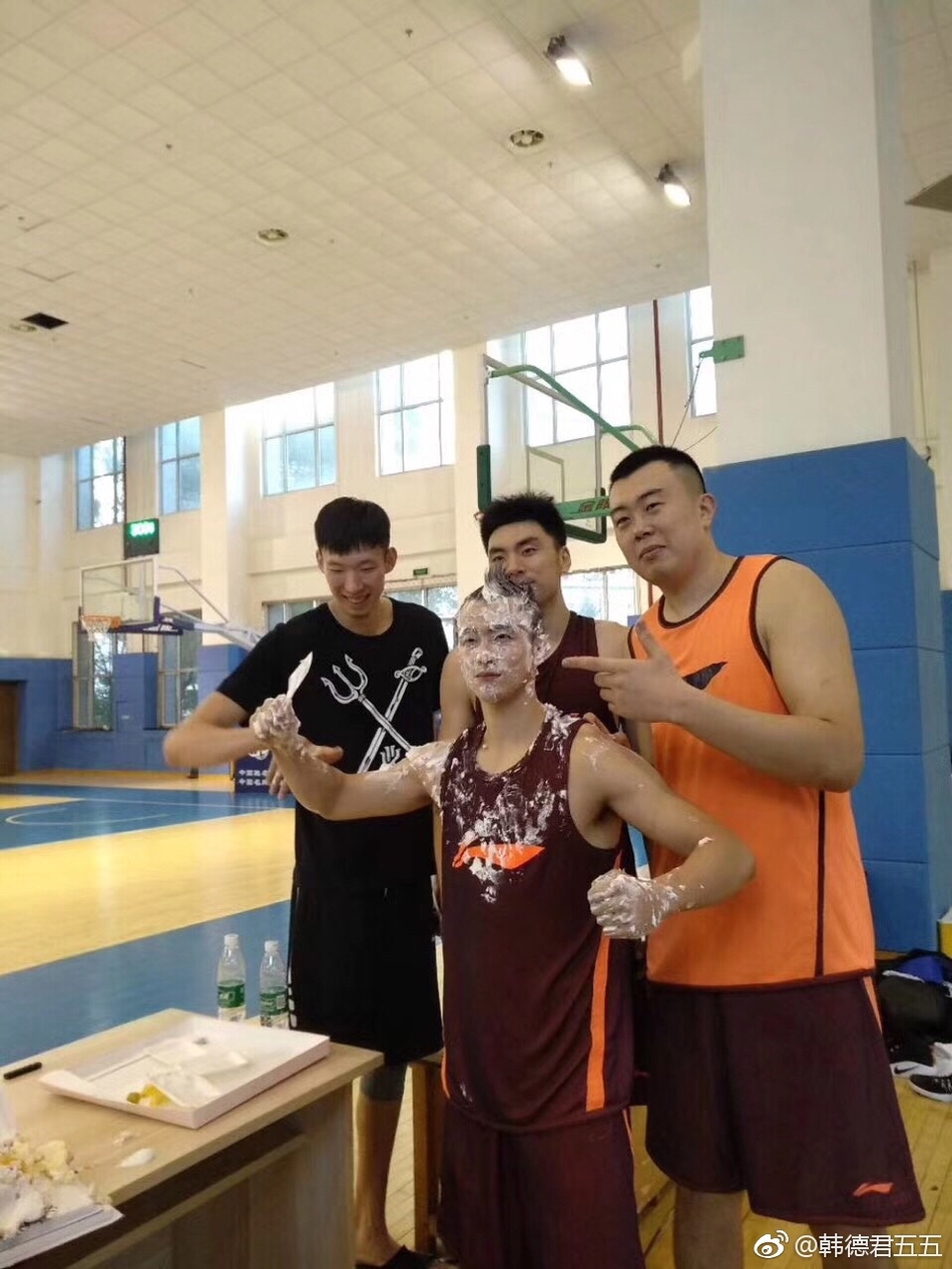 寿星赵继伟身穿辽宁队训练服,脸上洋溢着略带羞涩的笑容,似乎已经预感到接下来将要发生的'甜蜜袭击'。