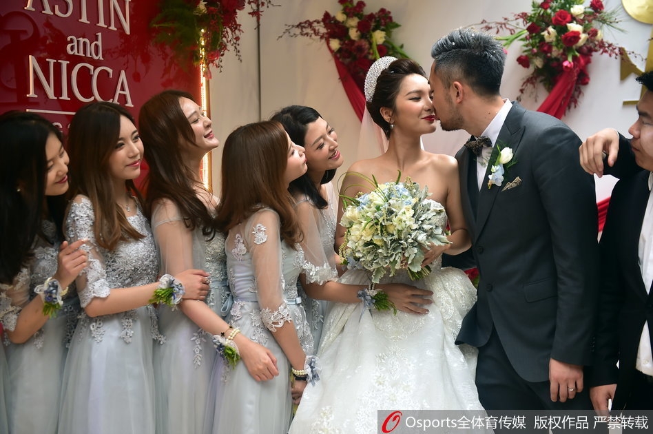 轻松时刻,刚从美国回来的丁彦雨航神情放松,与伴郎团兄弟们开心说笑