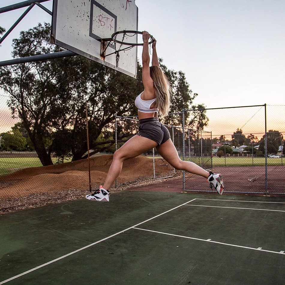 杰姆·沃尔夫在球场上专注运球,饱满的健身曲线与娴熟的控球技术形成独特风景线