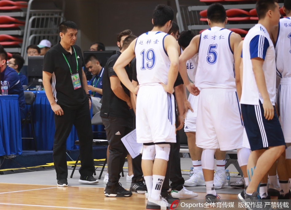 比赛结束后,输球的北京队球员神情落寞,而闵鹿蕾静静站立在场边,目光中透露出复杂的情感。