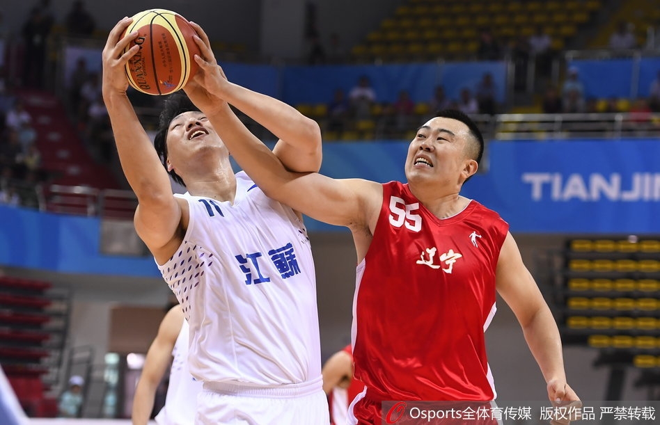 裁判被激烈对抗吸引，露出颇具喜剧效果的小眼神儿