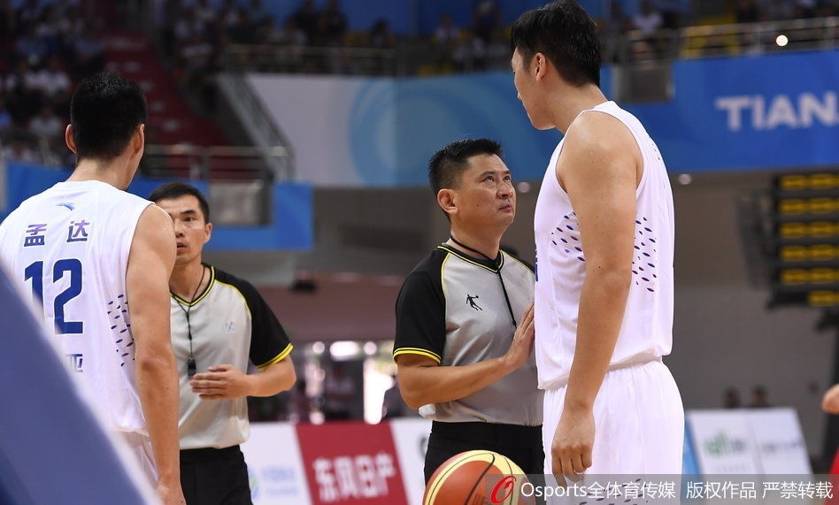 周琦与郭艾伦击掌相庆，双子星闪耀全运赛场