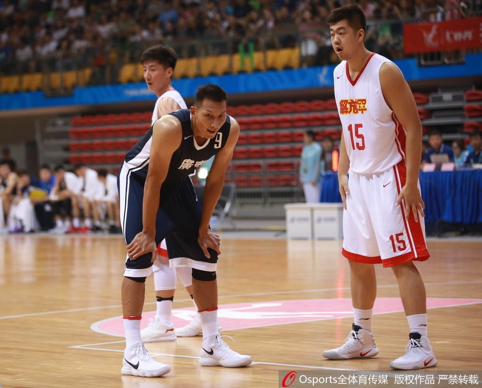 广东队年轻后卫胡明轩在末节关键时刻果断出手三分，眼神中透露着杀手的冷静