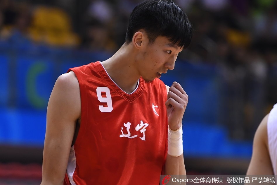 赵继伟犹如精灵般穿梭于新疆队的防线之中，他的一次不看人妙传撕破了对手的整条防线，队友接球后轻松上空篮得分。