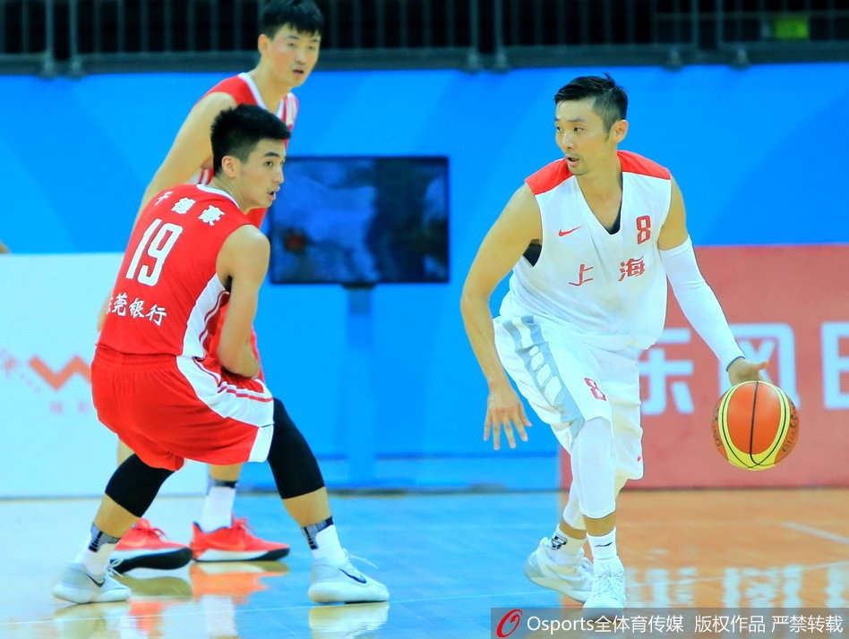 终场哨响，广东队球员们围聚在一起，易建联与队友击掌相庆，脸上露出胜利后轻松而坚毅的笑容。