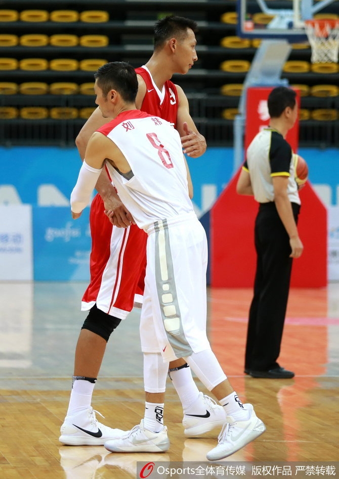 上海队内线吴冠希面对严防毫无惧色，利用灵活的脚步晃开防守，上演精彩暴扣，展现新生力量的风采。