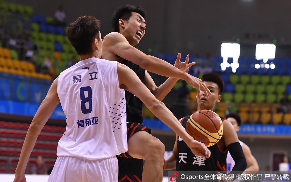 天津队年轻后卫赵睿持球快速突破，犹如一把尖刀直插江苏队的腹地。