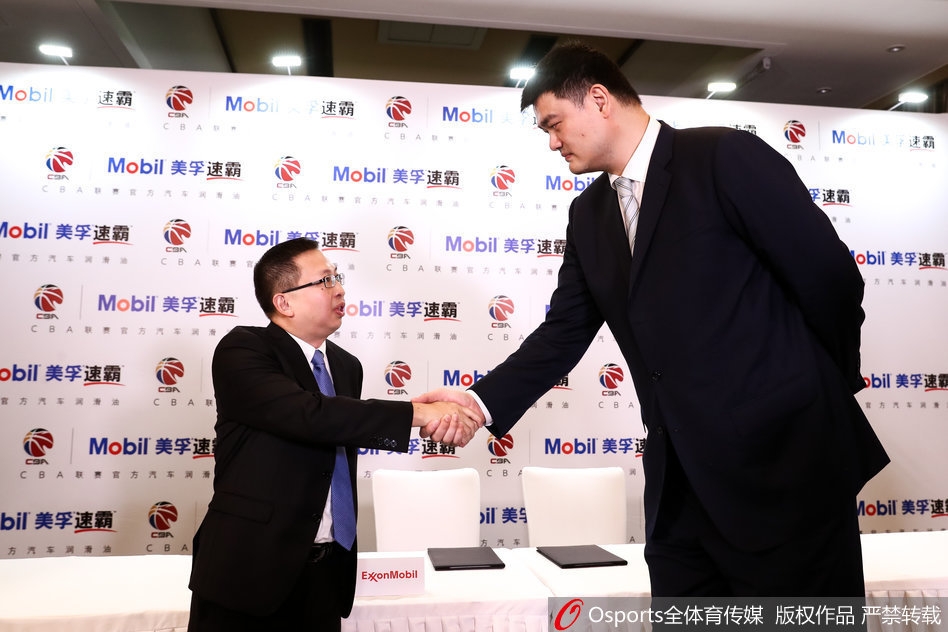 镜头定格在姚明与埃克森美孚中国总经理王易明先生正式签署协议的瞬间，桌上文件见证着双方合作的深化与承诺。
