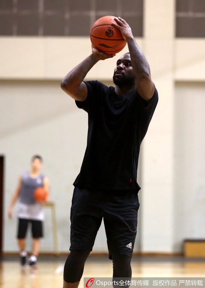 内线悍将贾诚在三秒区附近接到传球，他虚晃一枪后准备起身上篮，扎实的腳步和强壮的身体让他在禁区内极具威胁，他是山东男篮内线的重要轮换球员。