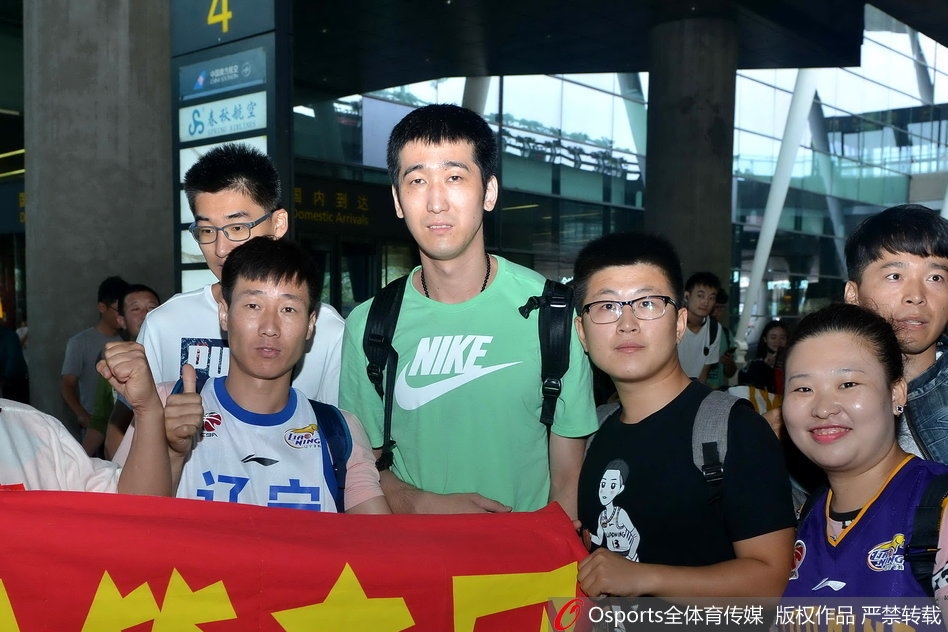 丛明晨弯腰与小球迷合影毫无球星架子,年轻小将眼中闪烁着冠军的光芒